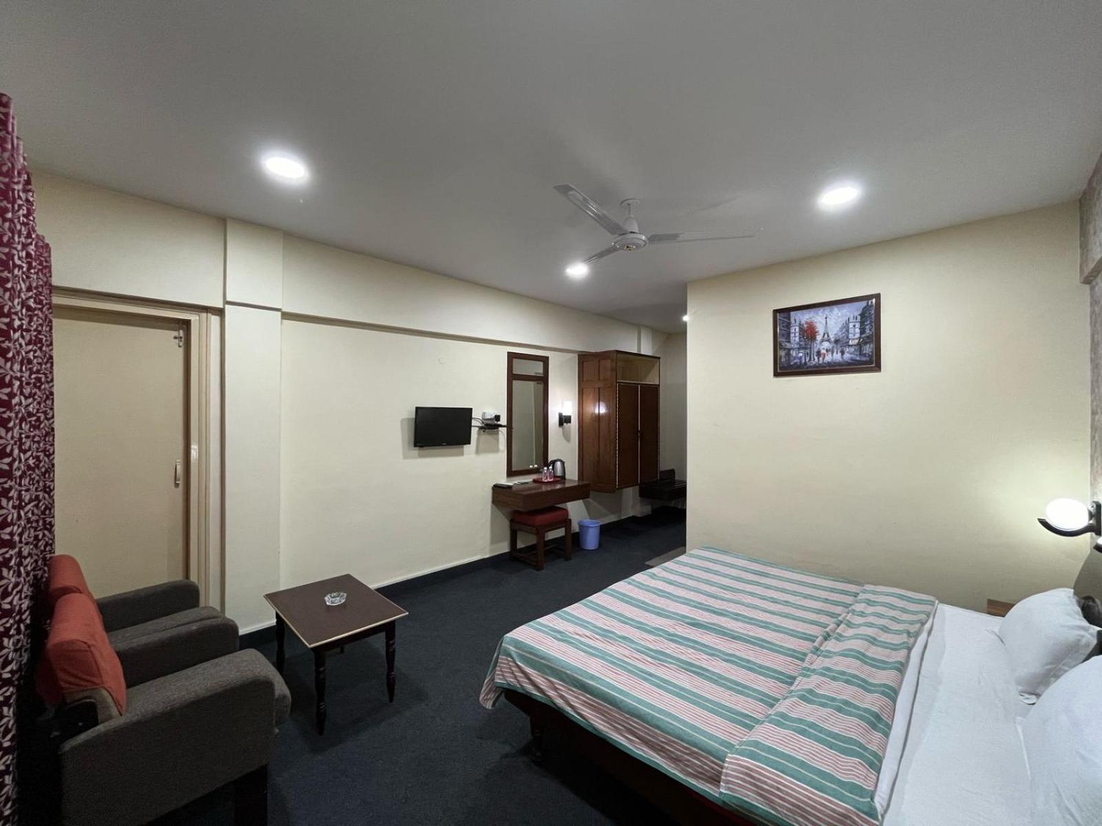 Gautam Hotel Varanasi Exterior photo