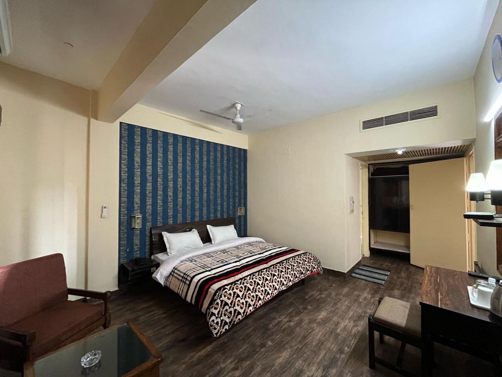 Gautam Hotel Varanasi Exterior photo