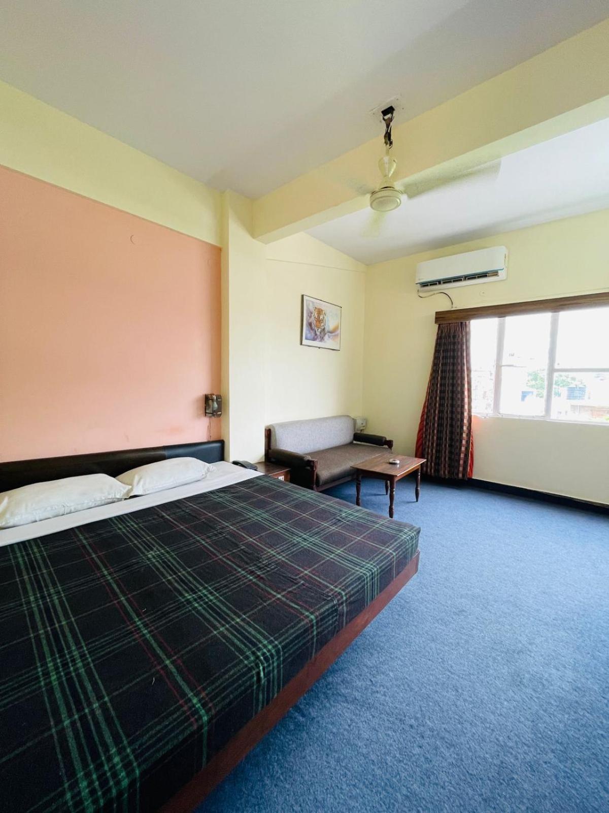 Gautam Hotel Varanasi Exterior photo