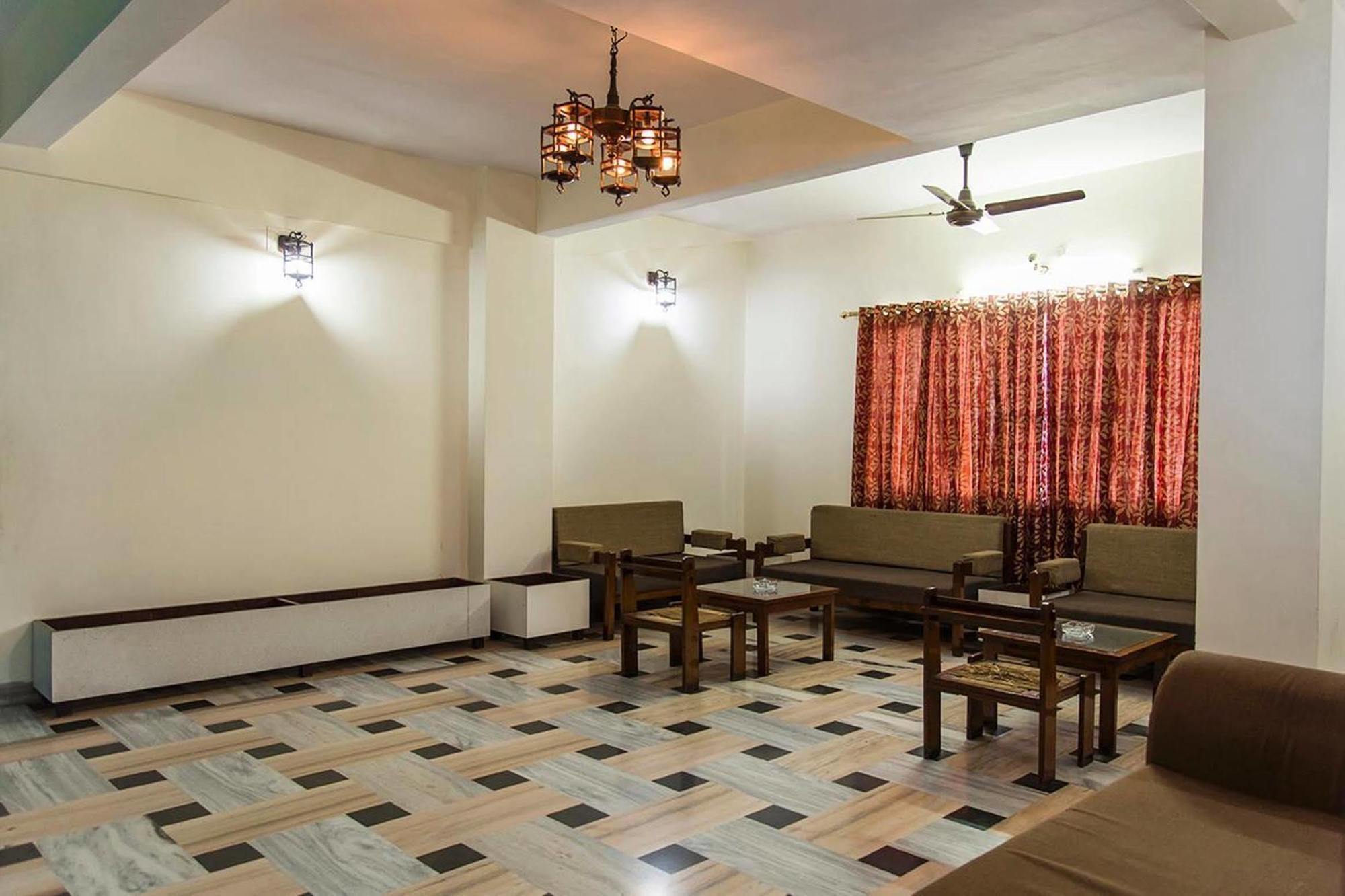Gautam Hotel Varanasi Exterior photo
